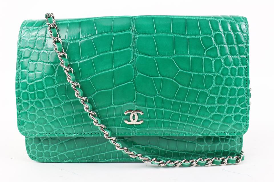 Leather wallet Chanel Green in Leather - 22639832