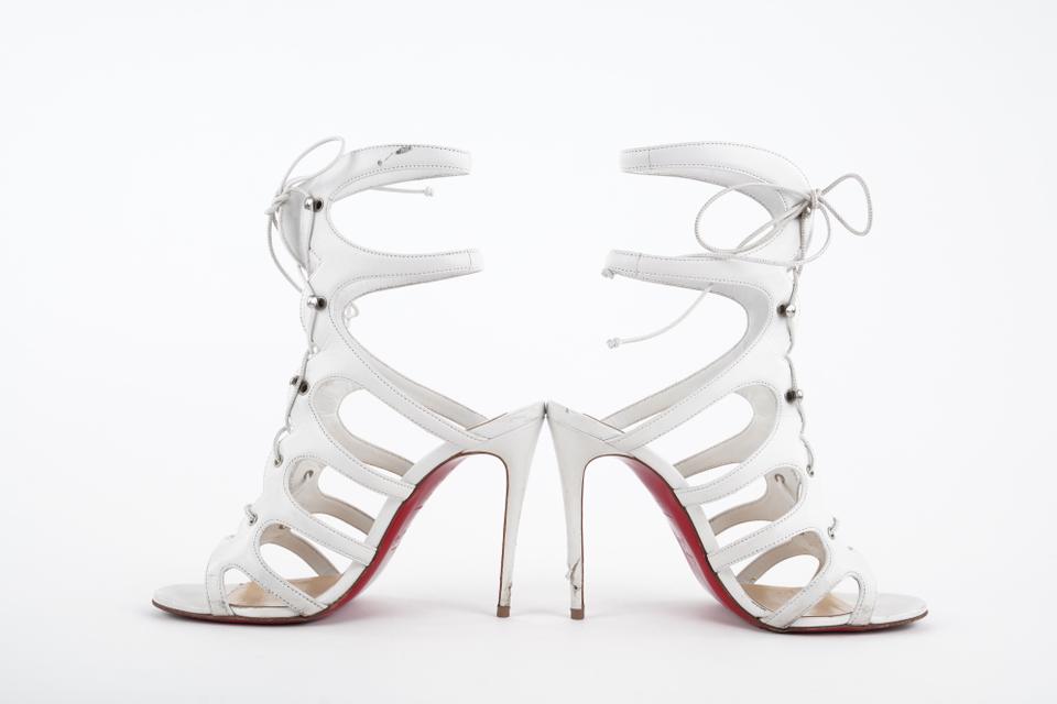 Fruity Ejendommelige nyhed Christian Louboutin Amazoulo 100 White Strappy Open Tote Sandal Bootie –  Bagriculture