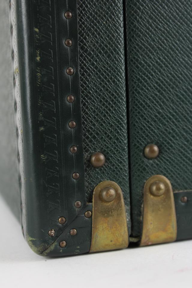 LOT:1155  LOUIS VUITTON - a gentlemen's Taïga leather Vassili briefcase.