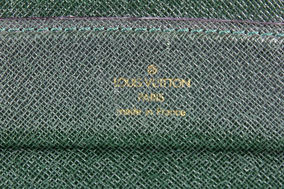LOT:1155  LOUIS VUITTON - a gentlemen's Taïga leather Vassili briefcase.