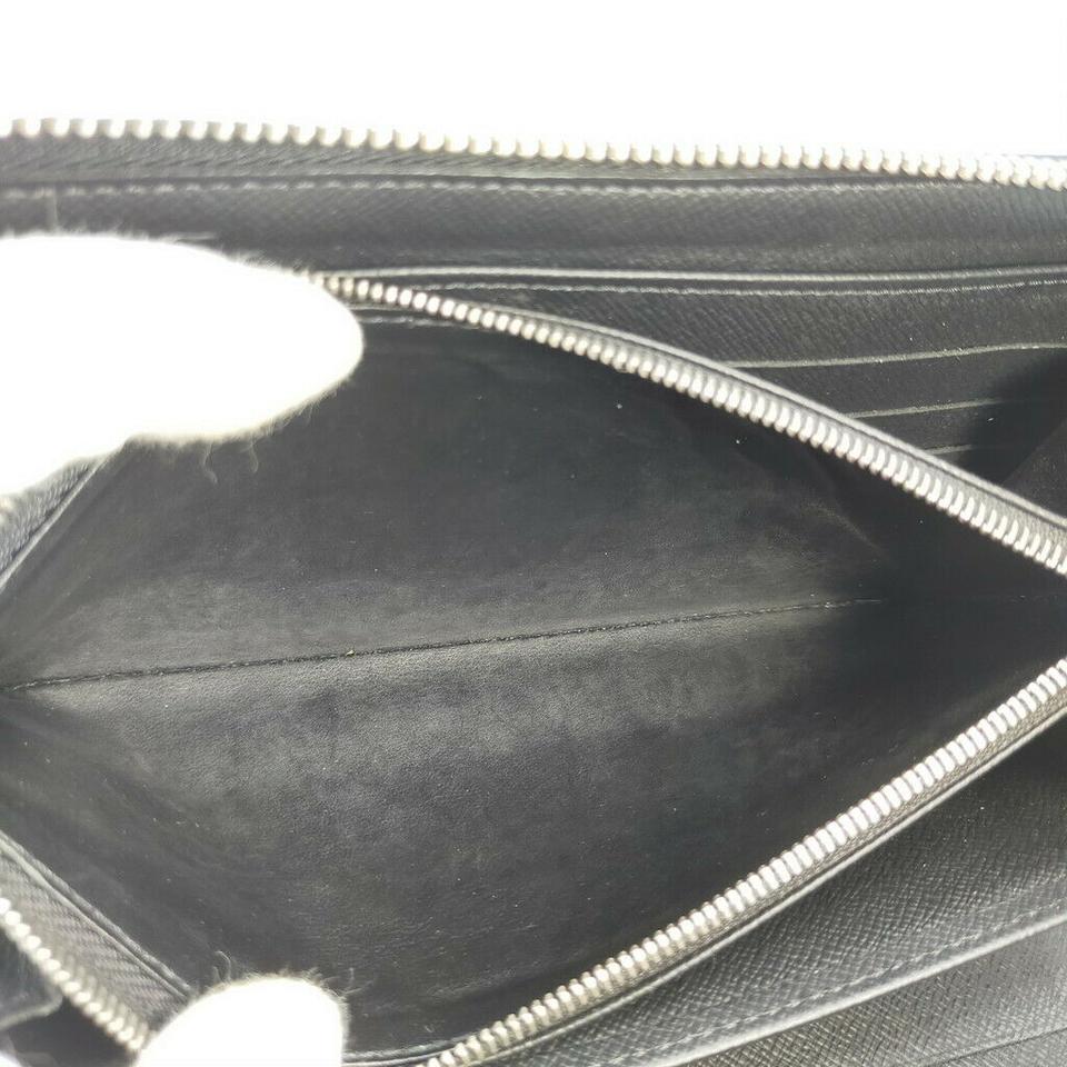graphite wallet inside