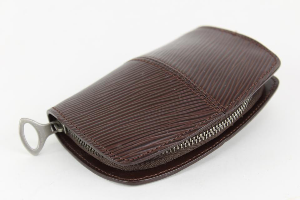 LOUIS VUITTON. Coin purse in brown epi leather, zipper c…